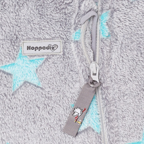 Слингокомбинезон флисовый HOPPEDIZ (размер 56-62, серый с голубыми звёздами)